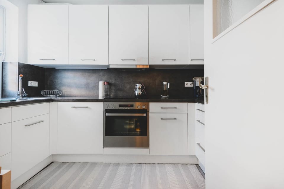 Coffee/tea facilities, Kitchen or kitchenette, dishwasher, oven, stove
