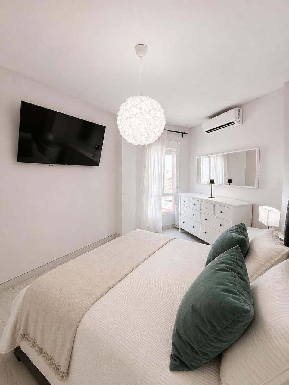 Bed, TV and multimedia, Photo of the whole room, Bedroom, towels, air conditioner