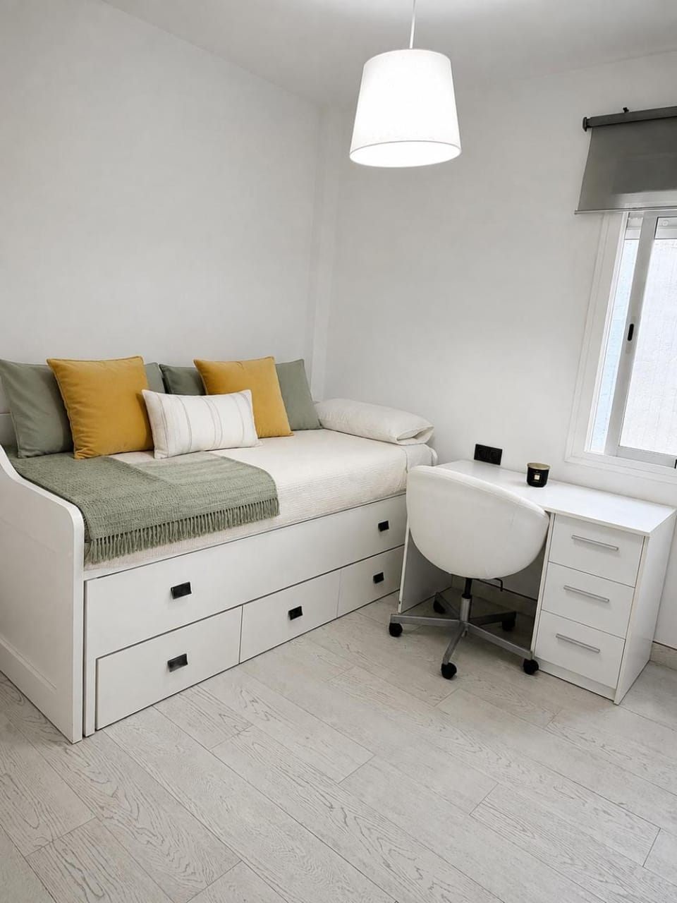 Bed, Photo of the whole room, Bedroom