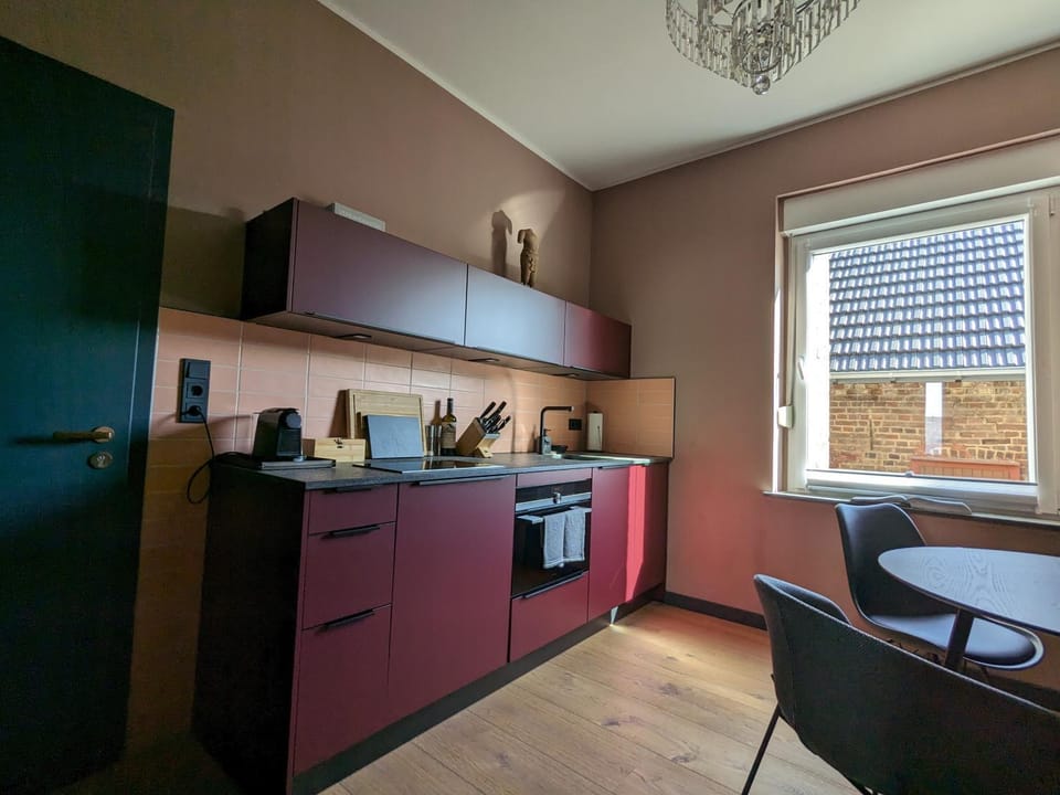Coffee/tea facilities, Kitchen or kitchenette, Dining area, oven, stove