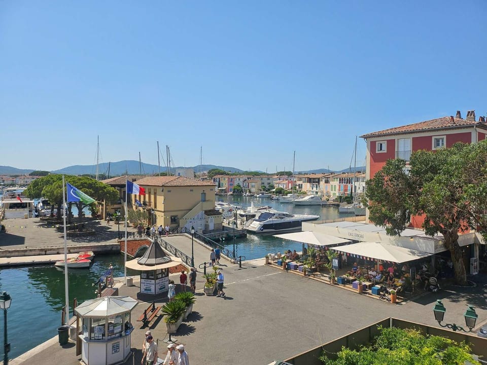 Appartement 2 Chambres VUE EXEPTIONNEL Apartment in Grimaud