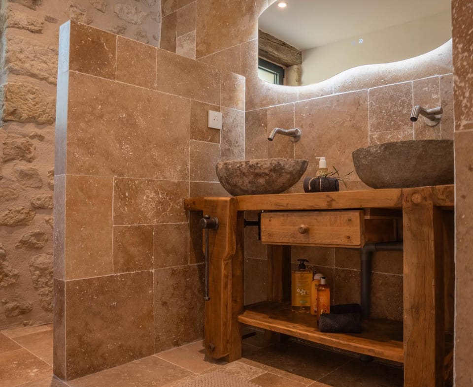 Toilet, towels