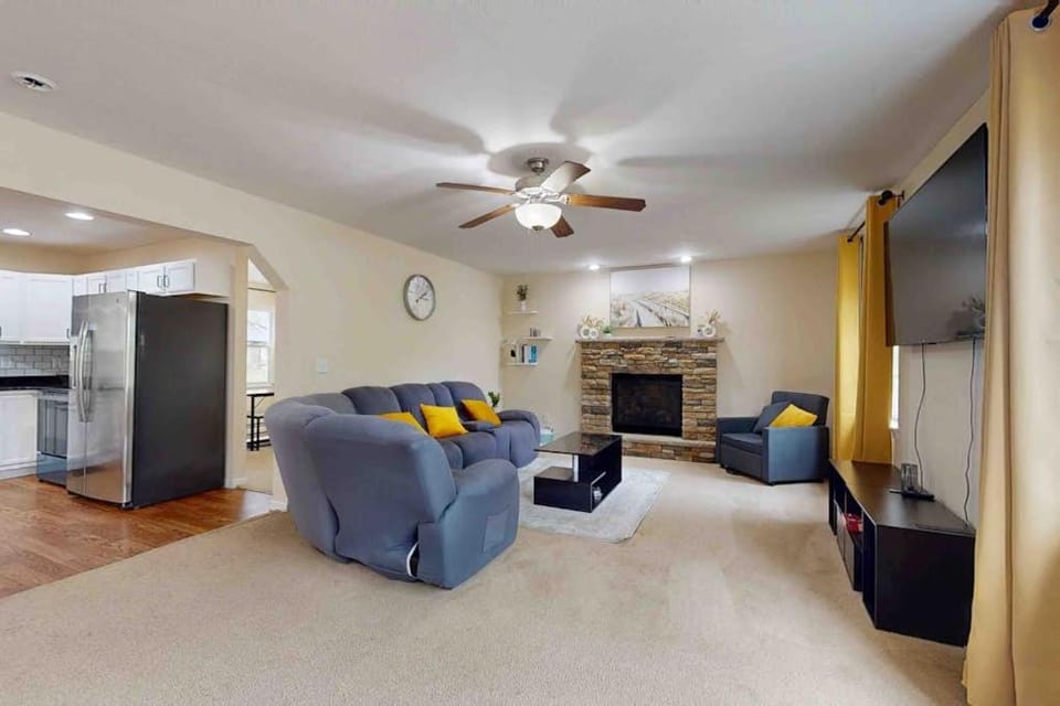 Pocono Home with Hot Tub EV Charge Pool & Tennis House in Coolbaugh Township