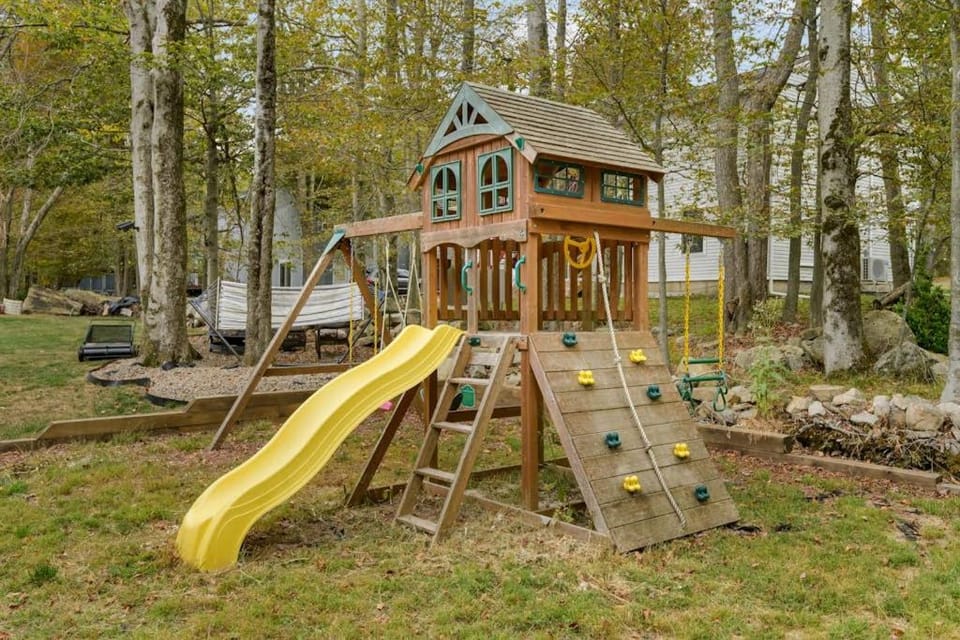 Pocono Home with Hot Tub EV Charge Pool & Tennis House in Coolbaugh Township