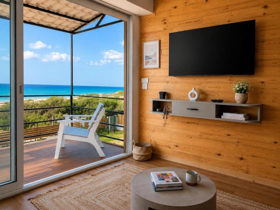 Patio, Day, Natural landscape, TV and multimedia, View (from property/room), Balcony/Terrace, Living room, Seating area, Dining area, Beach, Evening entertainment, Sea view