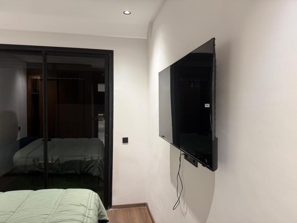 Bed, TV and multimedia, Evening entertainment, Bedroom