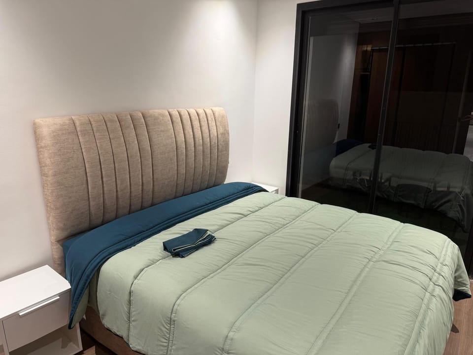 Bed, Photo of the whole room, Seating area, Bedroom