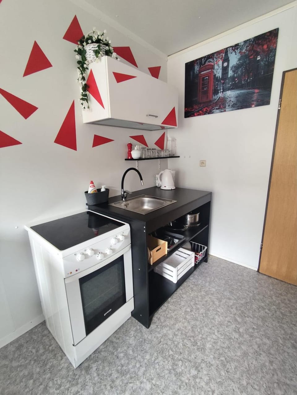 Kitchen or kitchenette, microwave, oven, stove