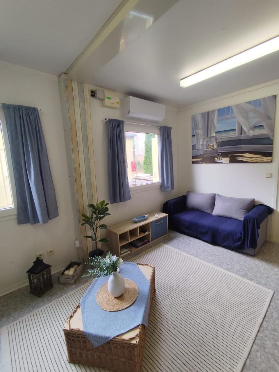 Living room, Photo of the whole room, Seating area, air conditioner