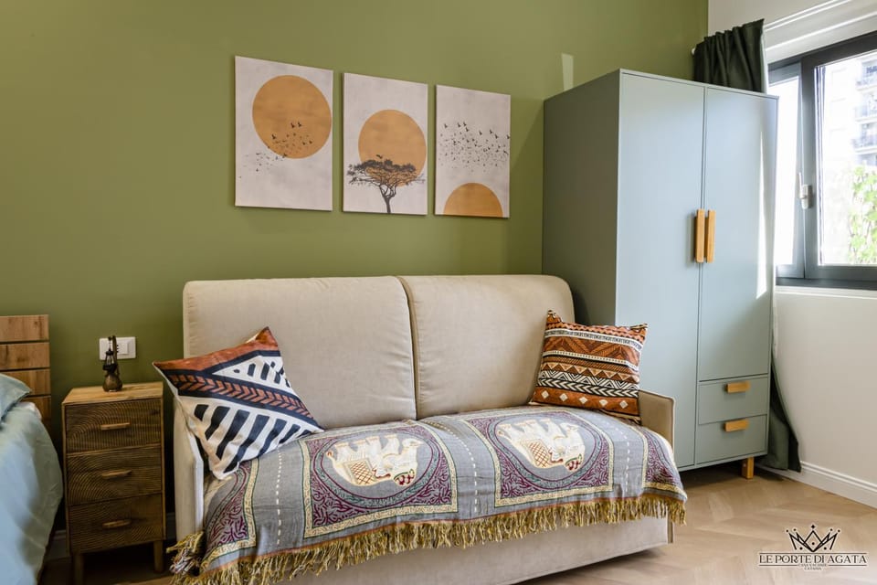 Bed, Living room, Photo of the whole room, Seating area, Bedroom, wardrobe