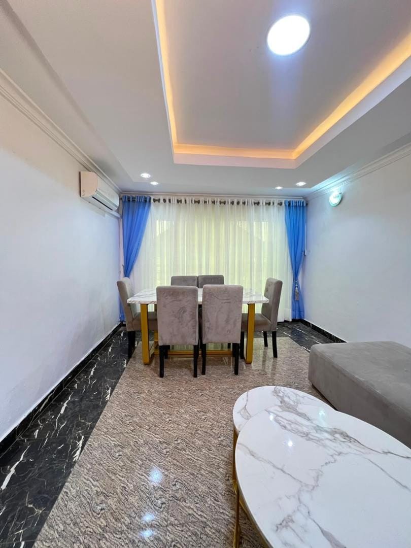 Bed, TV and multimedia, Living room, Photo of the whole room, Seating area, Bedroom, air conditioner