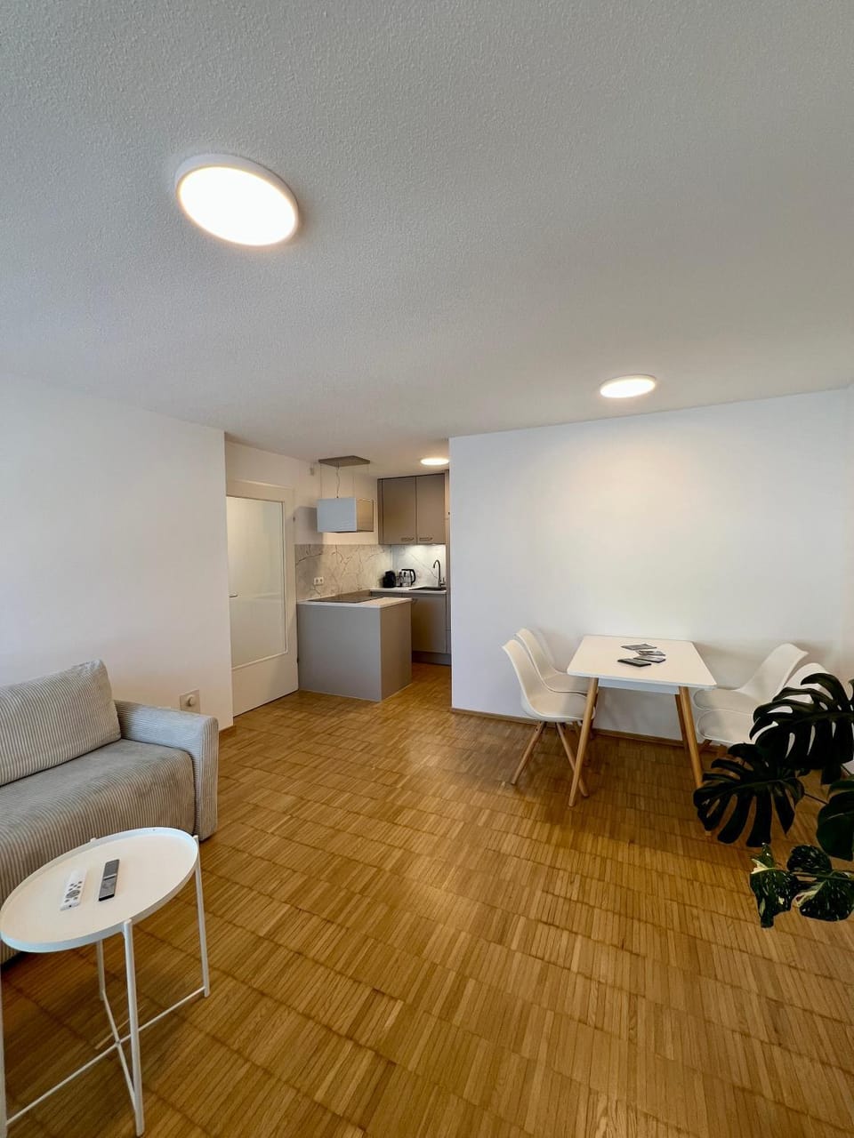 Kitchen or kitchenette, Living room, Seating area, Dining area, stove