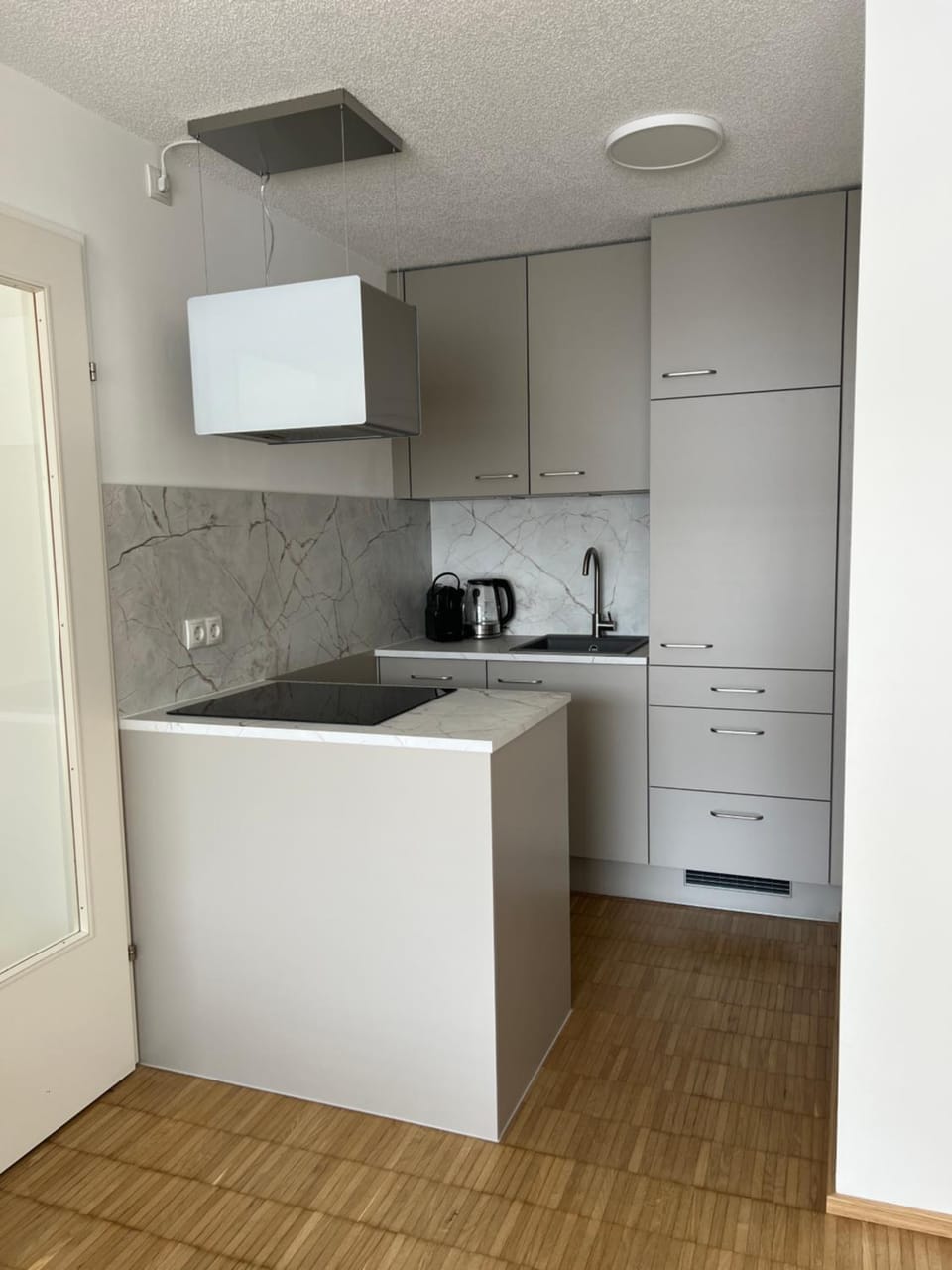 Coffee/tea facilities, Kitchen or kitchenette, dishwasher, oven, stove