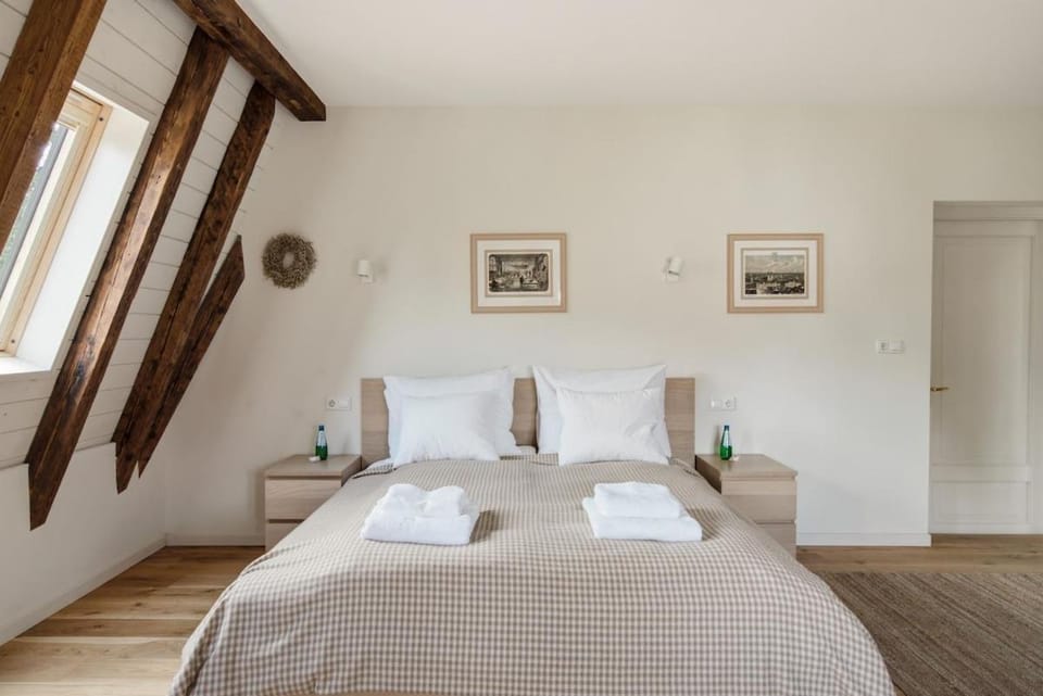 Bed, Photo of the whole room