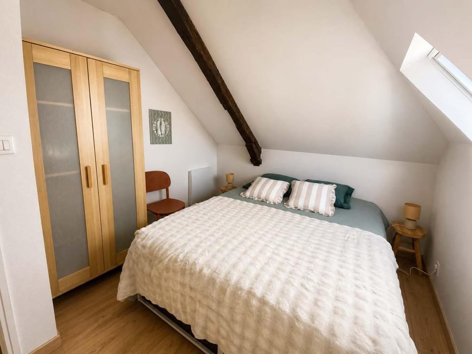 Bed, Photo of the whole room, Bedroom, wardrobe