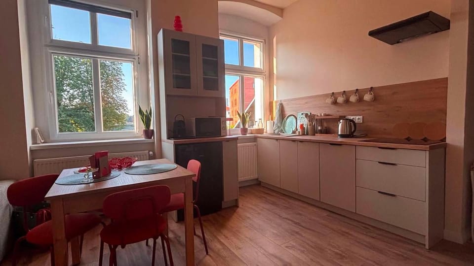 Coffee/tea facilities, Kitchen or kitchenette, stove