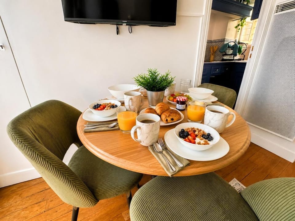 Elegant Paris Loft in the Heart of Le Marais 20 min walk to Louvre and Notre Dame Apartment in Paris