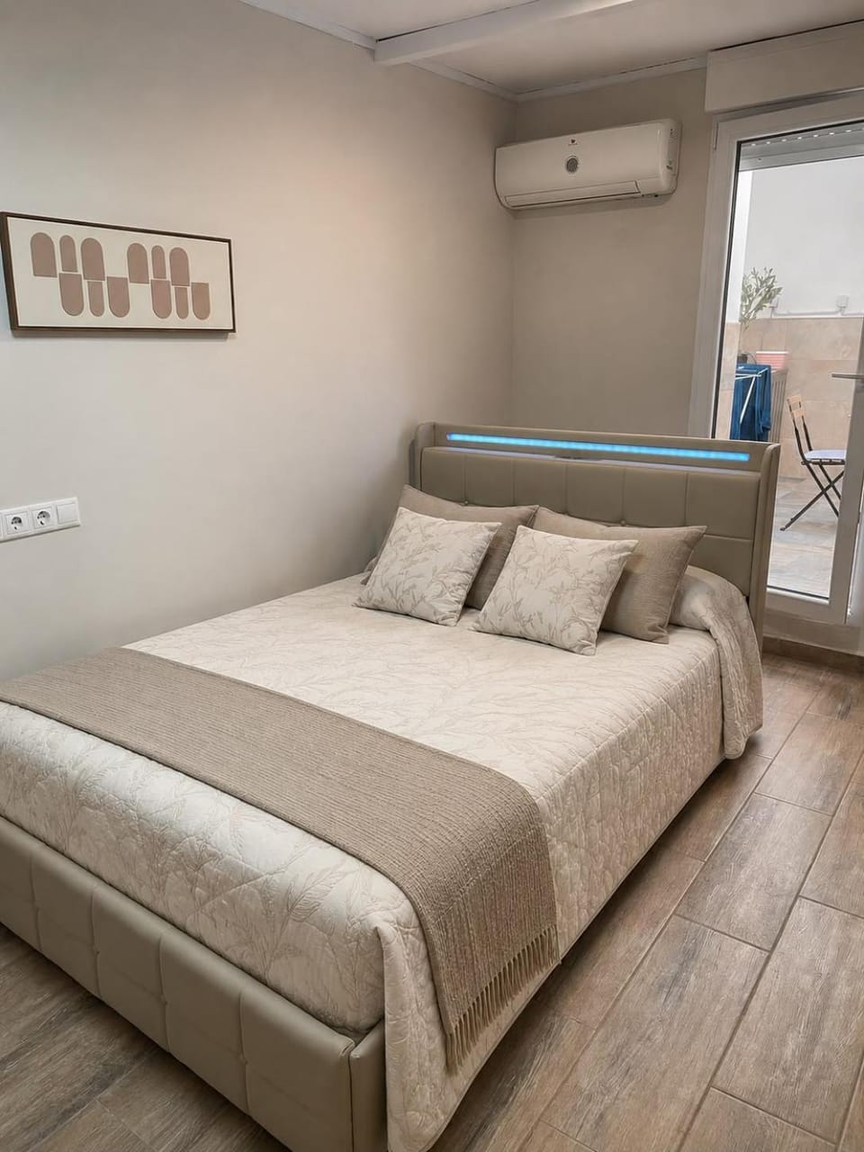 Bed, Photo of the whole room, Bedroom, air conditioner