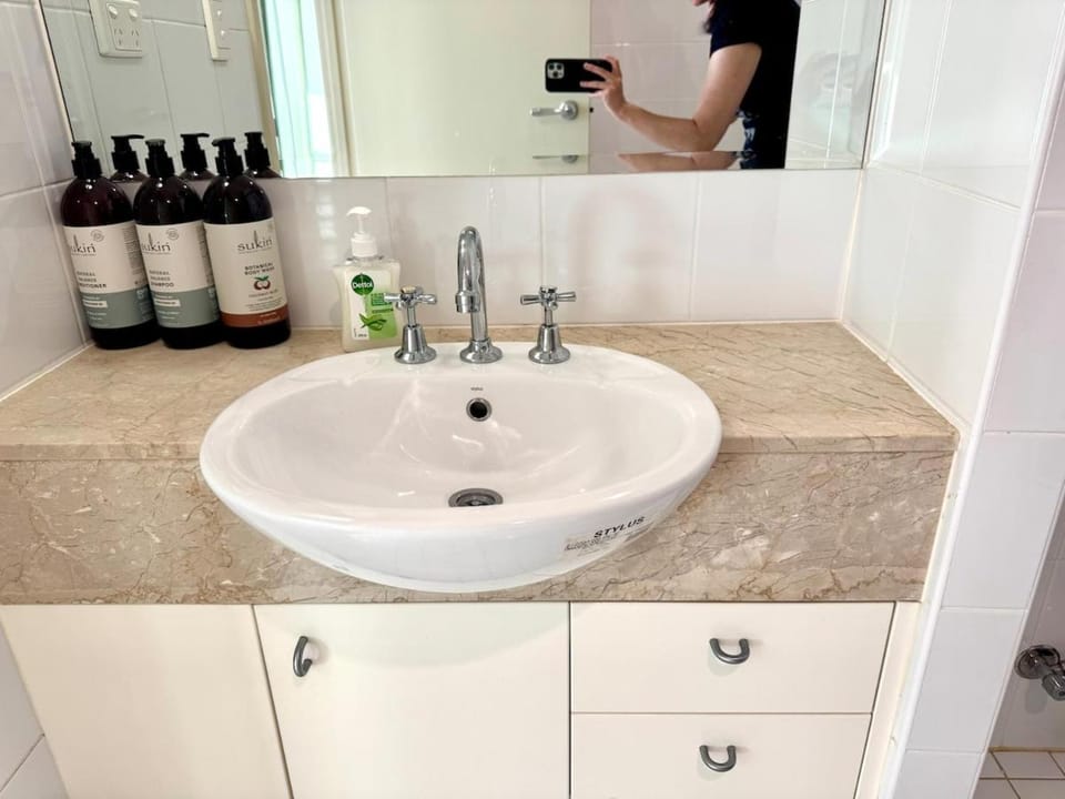 CBD Retreat - Pool Tennis Gym Parking Spa Apartment in Surry Hills