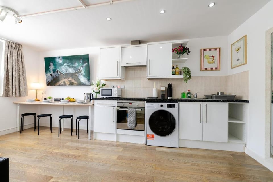 Central 1BR Flat Full Kitchen & Washing Machine Apartment in Andover
