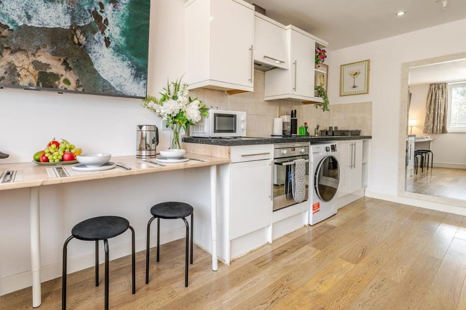 Central 1BR Flat Full Kitchen & Washing Machine Apartment in Andover