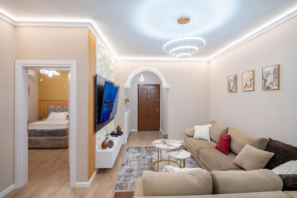 Bed, TV and multimedia, Living room, Photo of the whole room, Seating area, Bedroom