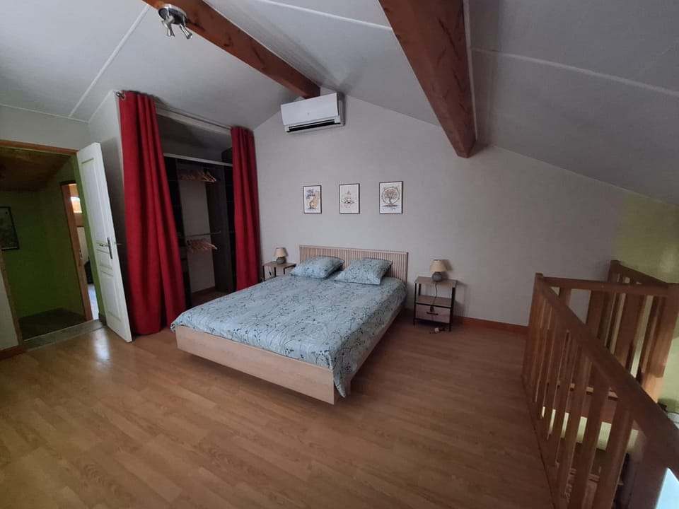 Photo of the whole room, Bedroom
