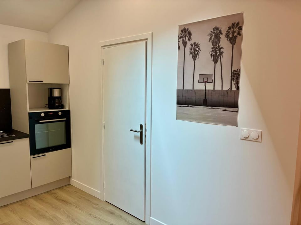 Kitchen or kitchenette, oven