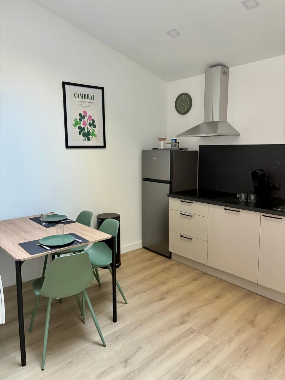 Kitchen or kitchenette, Dining area, oven, stove