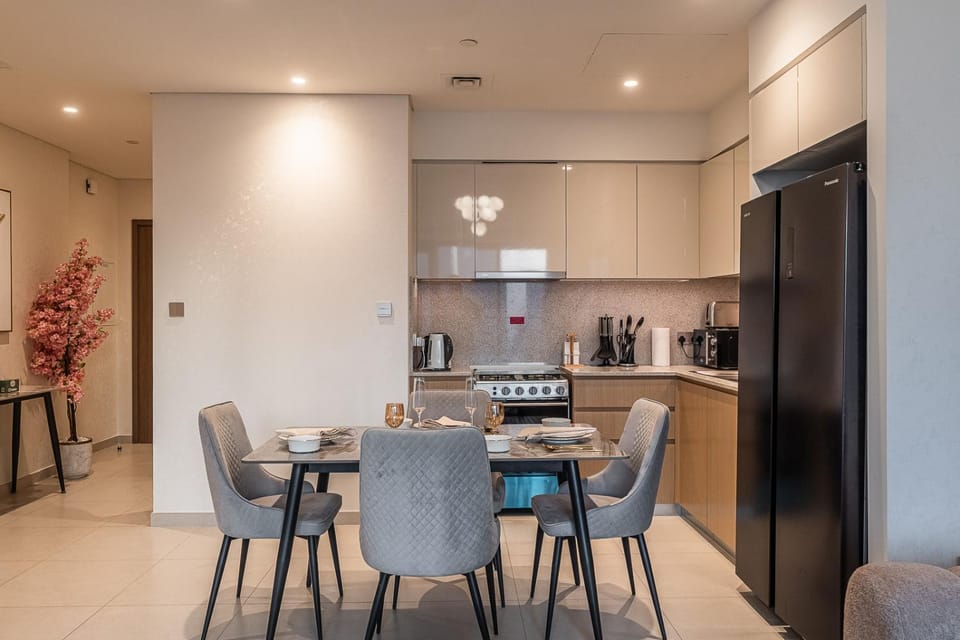 Kitchen or kitchenette, Dining area