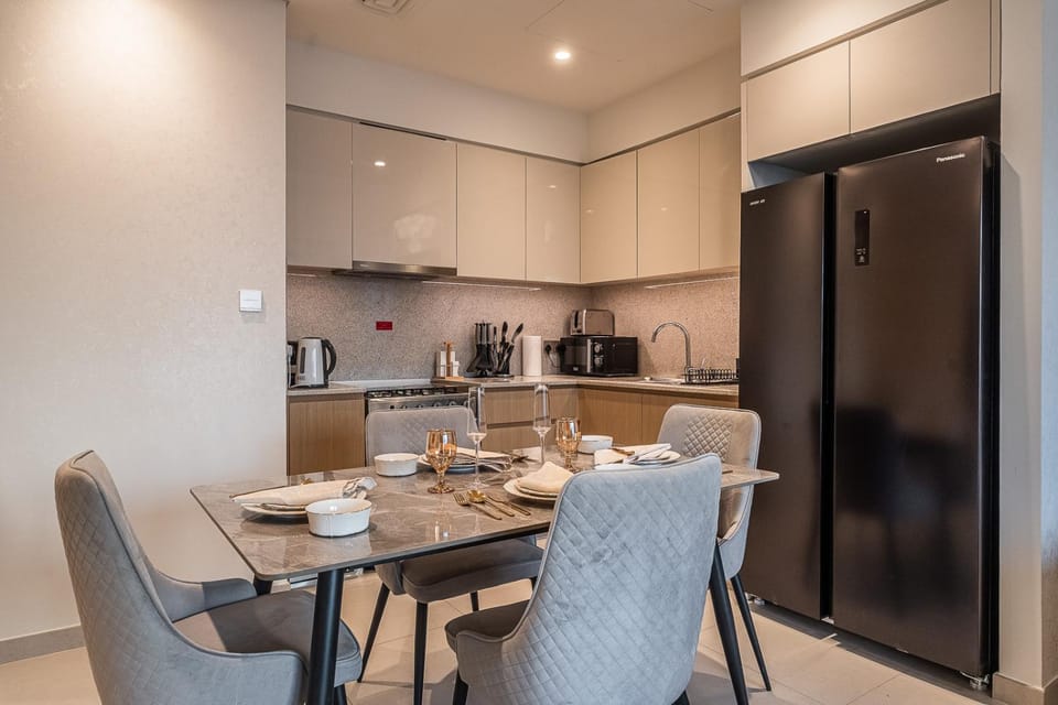 Coffee/tea facilities, Kitchen or kitchenette, Dining area, oven, stove, toaster