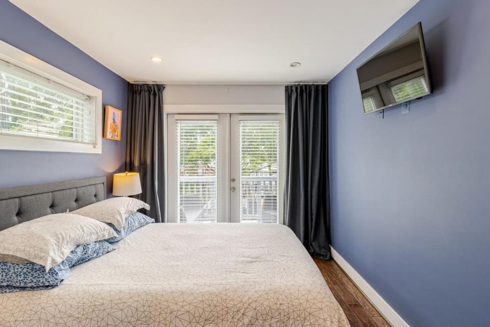 DC Retreat! Cozy and Stylish Stay with Private Hot Tub Apartment in District of Columbia