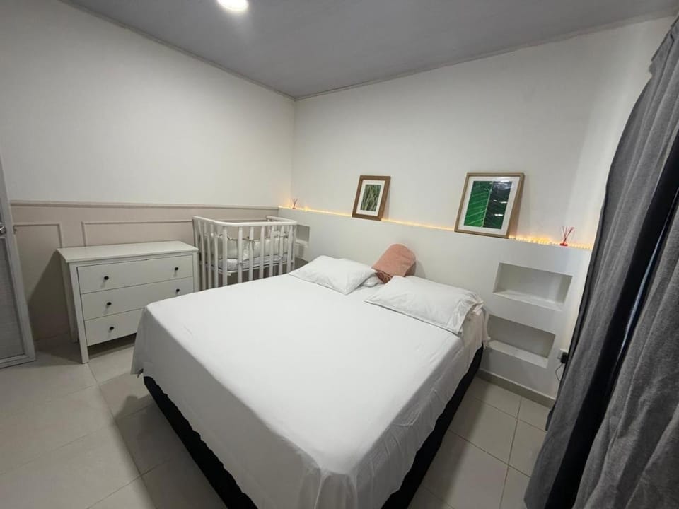Bed, Photo of the whole room, cot