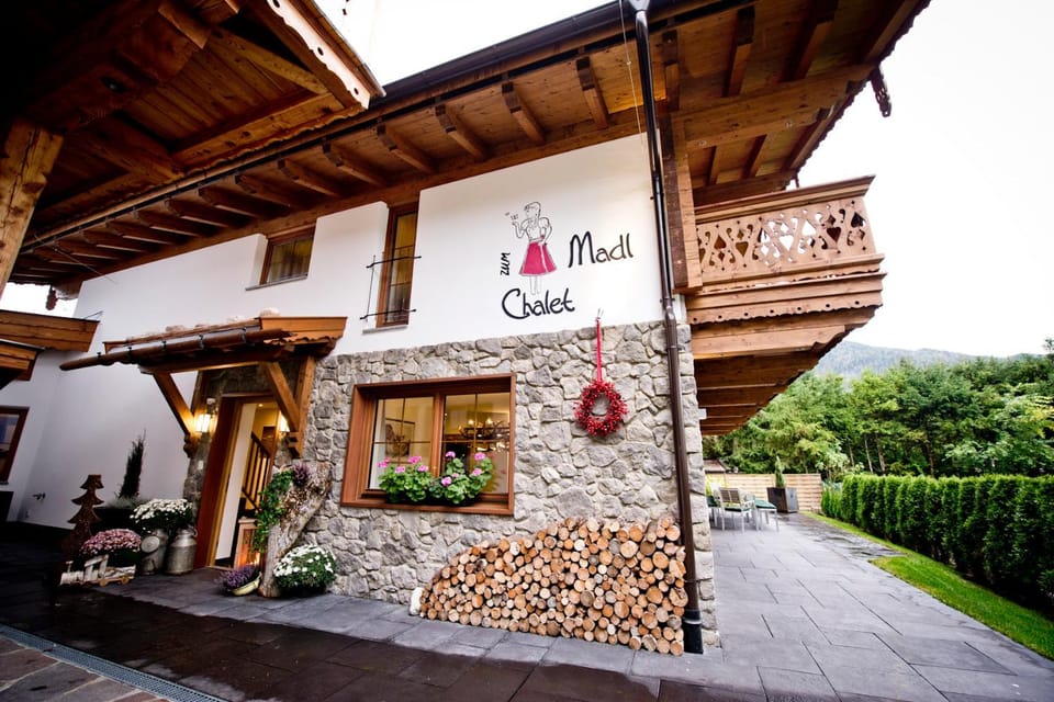 Property building, Staff, Facade/entrance, People, BBQ facilities, Garden, Balcony/Terrace, Photo of the whole room, Family