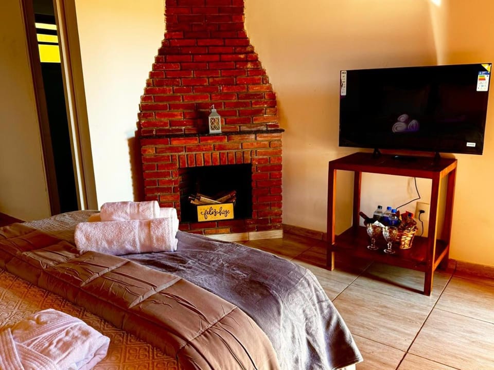 Bed, TV and multimedia, Photo of the whole room, Bedroom, towels