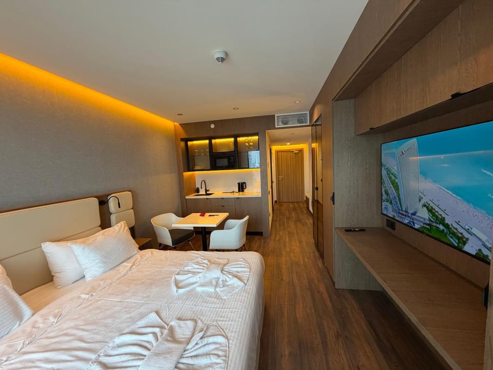 TV and multimedia, Kitchen or kitchenette, Living room, Photo of the whole room, Seating area, Bedroom