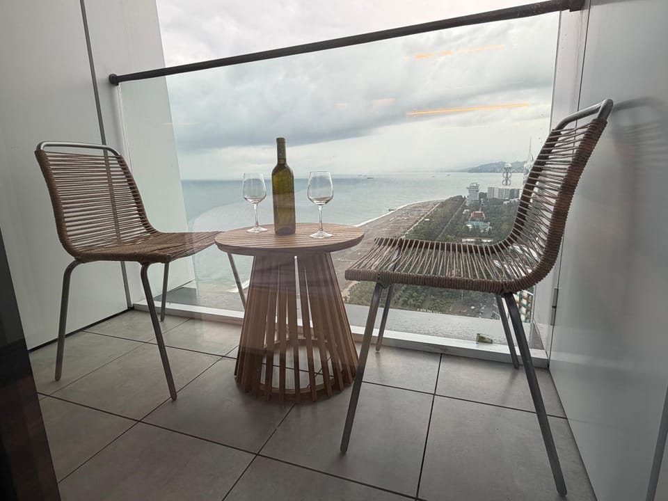 View (from property/room), Balcony/Terrace, City view, Mountain view, Sea view