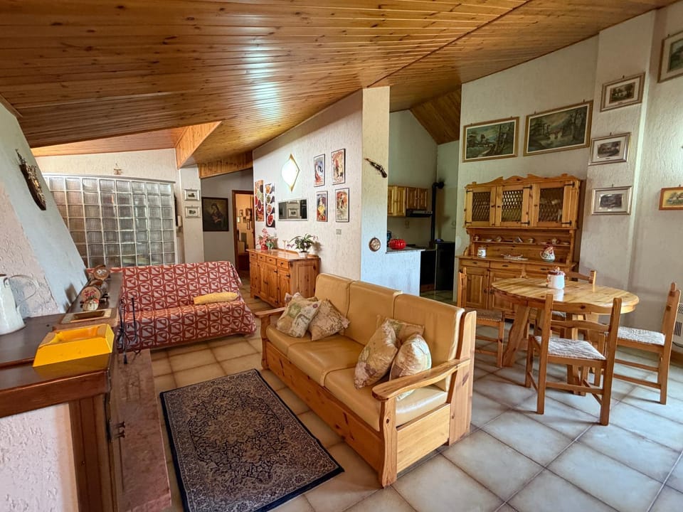 TV and multimedia, Living room, Seating area, fireplace
