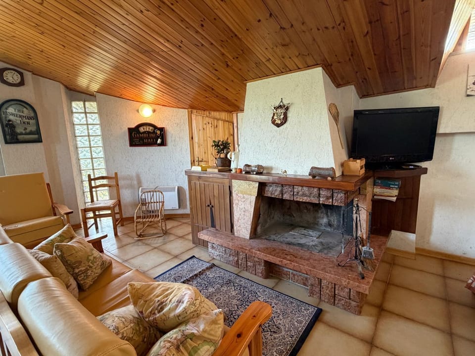 TV and multimedia, Kitchen or kitchenette, Living room, fireplace