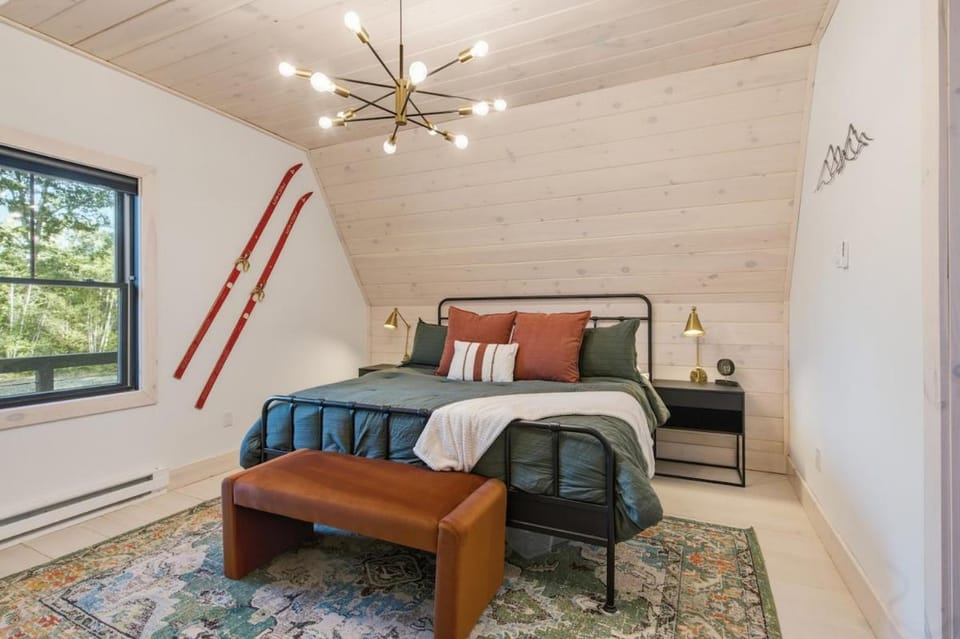 Pickleball, 9 Hole GLOW Mini Golf, Sauna, Hot tub Villa in Bethel