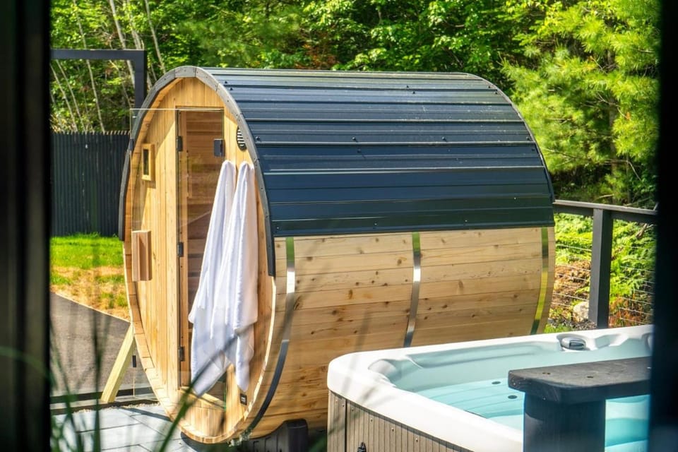 Pickleball, 9 Hole GLOW Mini Golf, Sauna, Hot tub Villa in Bethel