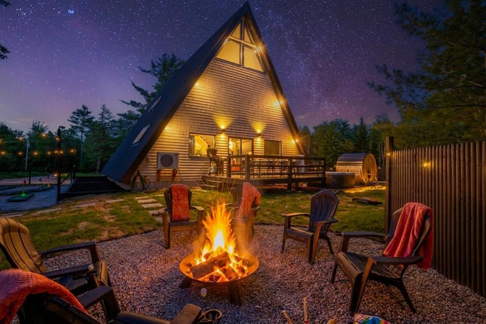 Pickleball, 9 Hole GLOW Mini Golf, Sauna, Hot tub Villa in Bethel