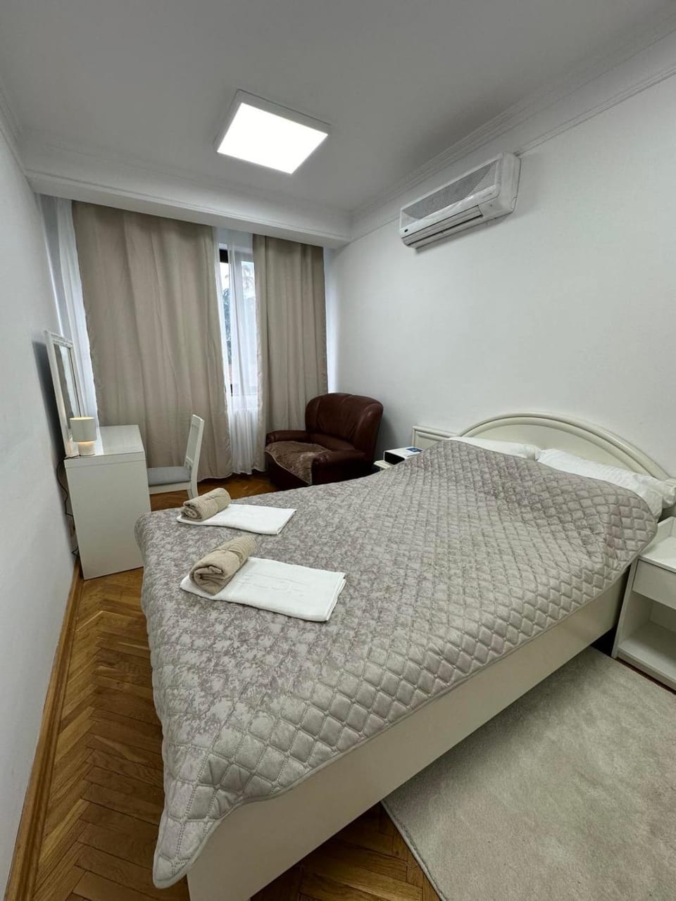 Bed, Photo of the whole room, Seating area, Bedroom, air conditioner