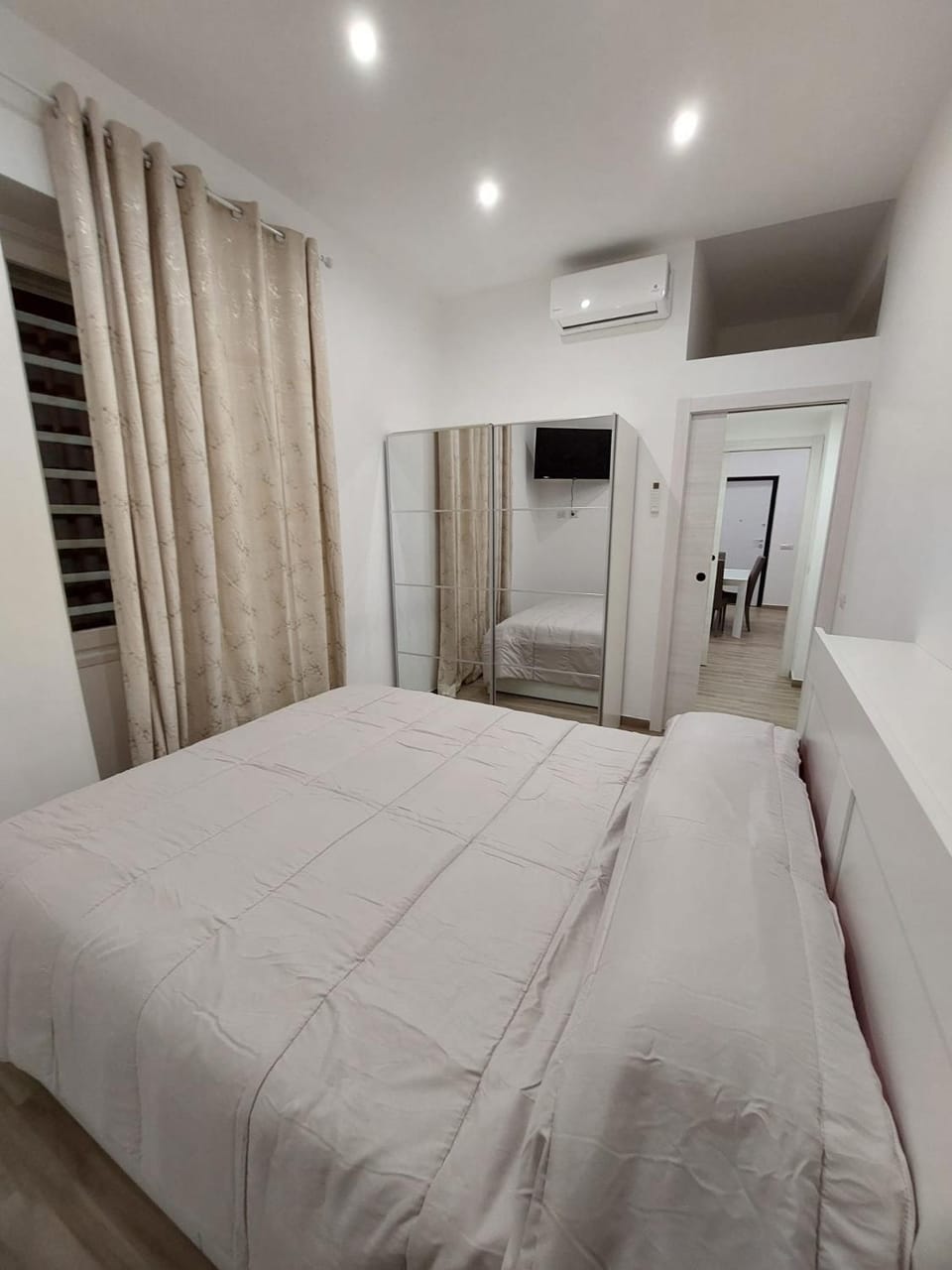 Bed, TV and multimedia, Bedroom, air conditioner