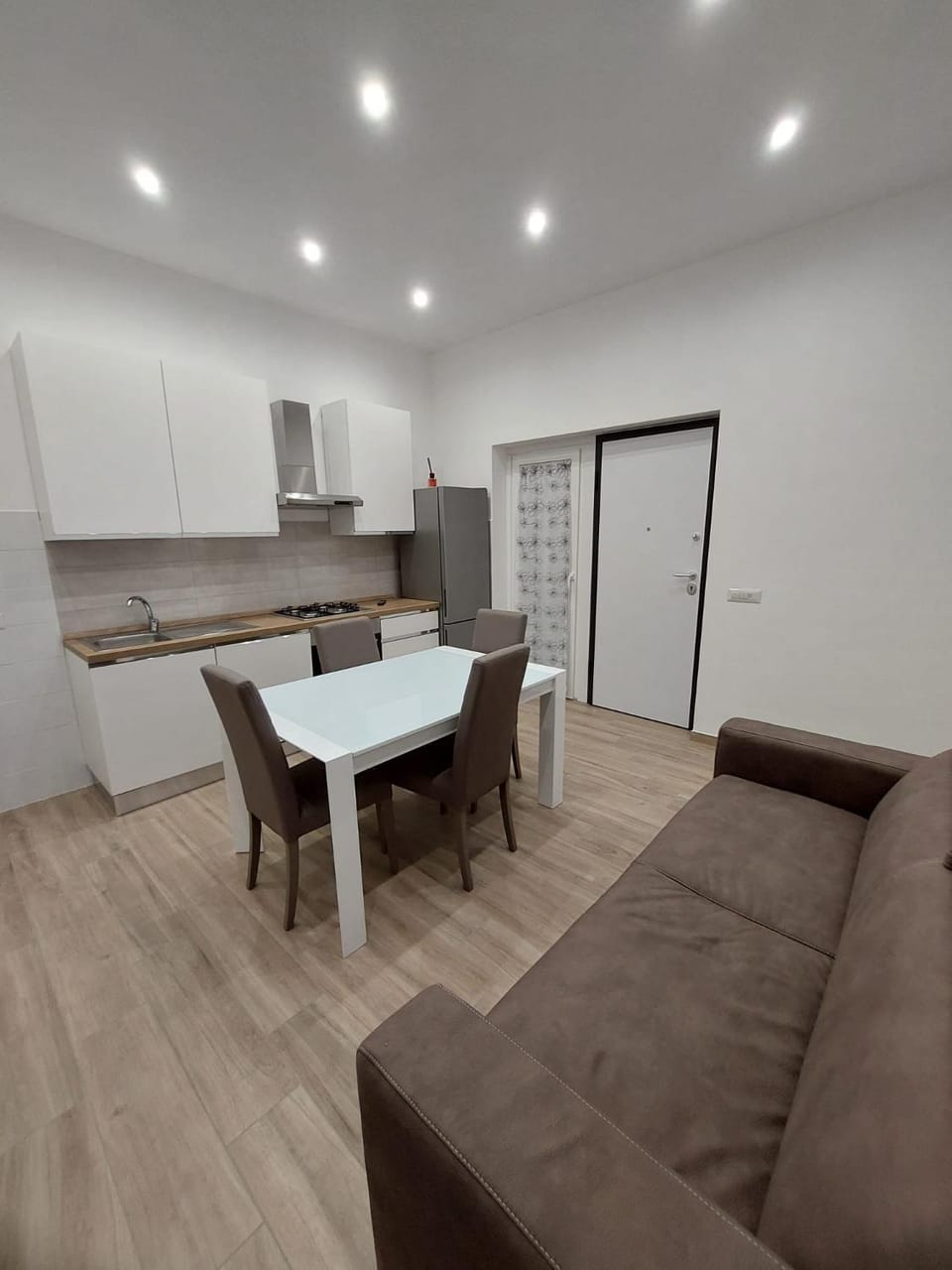 Kitchen or kitchenette, Living room, Seating area, Dining area, oven
