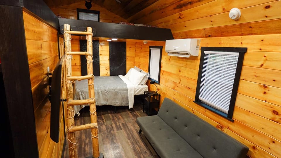 Bed, TV and multimedia, Living room, Photo of the whole room, Seating area, Bedroom