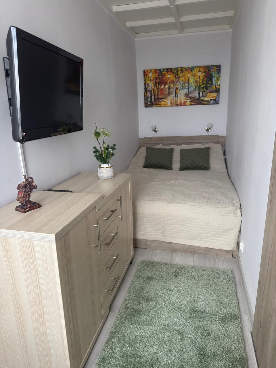 Bed, TV and multimedia, Bedroom