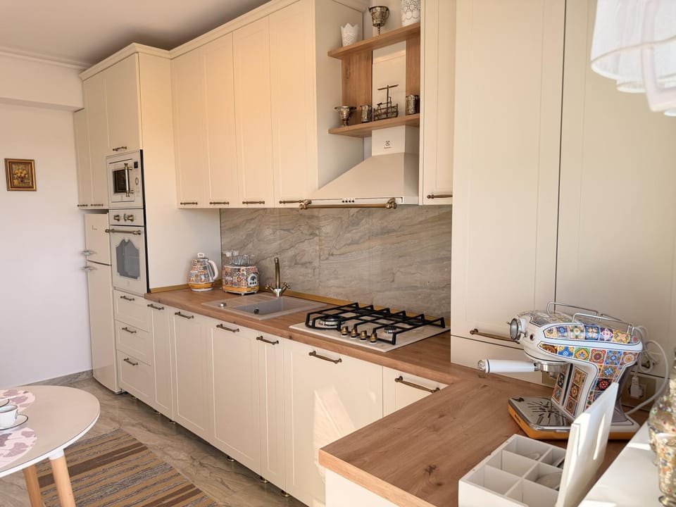 Coffee/tea facilities, dishwasher, stove