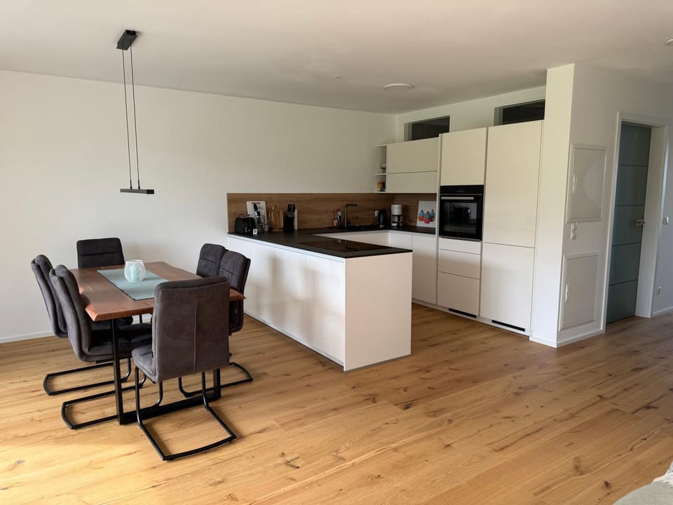 Kitchen or kitchenette, Dining area, oven, stove