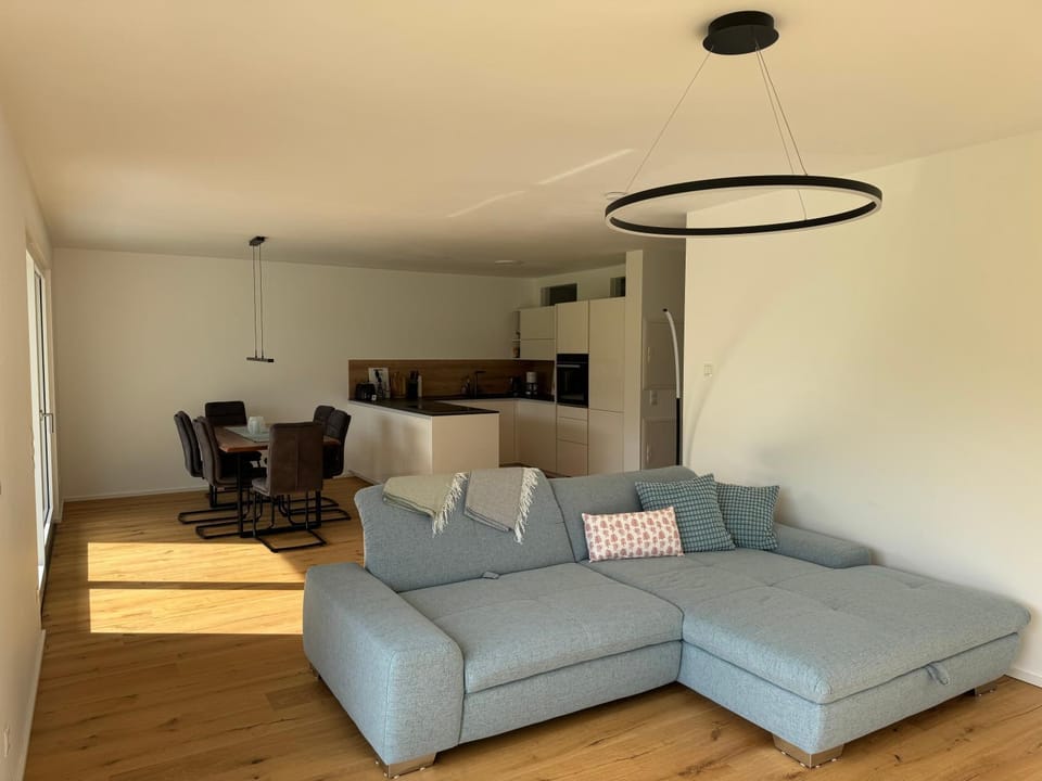 Kitchen or kitchenette, Living room, Seating area, Dining area